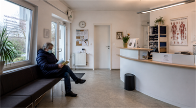 a small local clinic in Europe en liten lokal klinikk i Europa